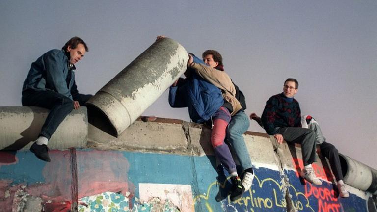 DDR-Bürger heben 1989 einen Teil der Berliner Mauer ab
