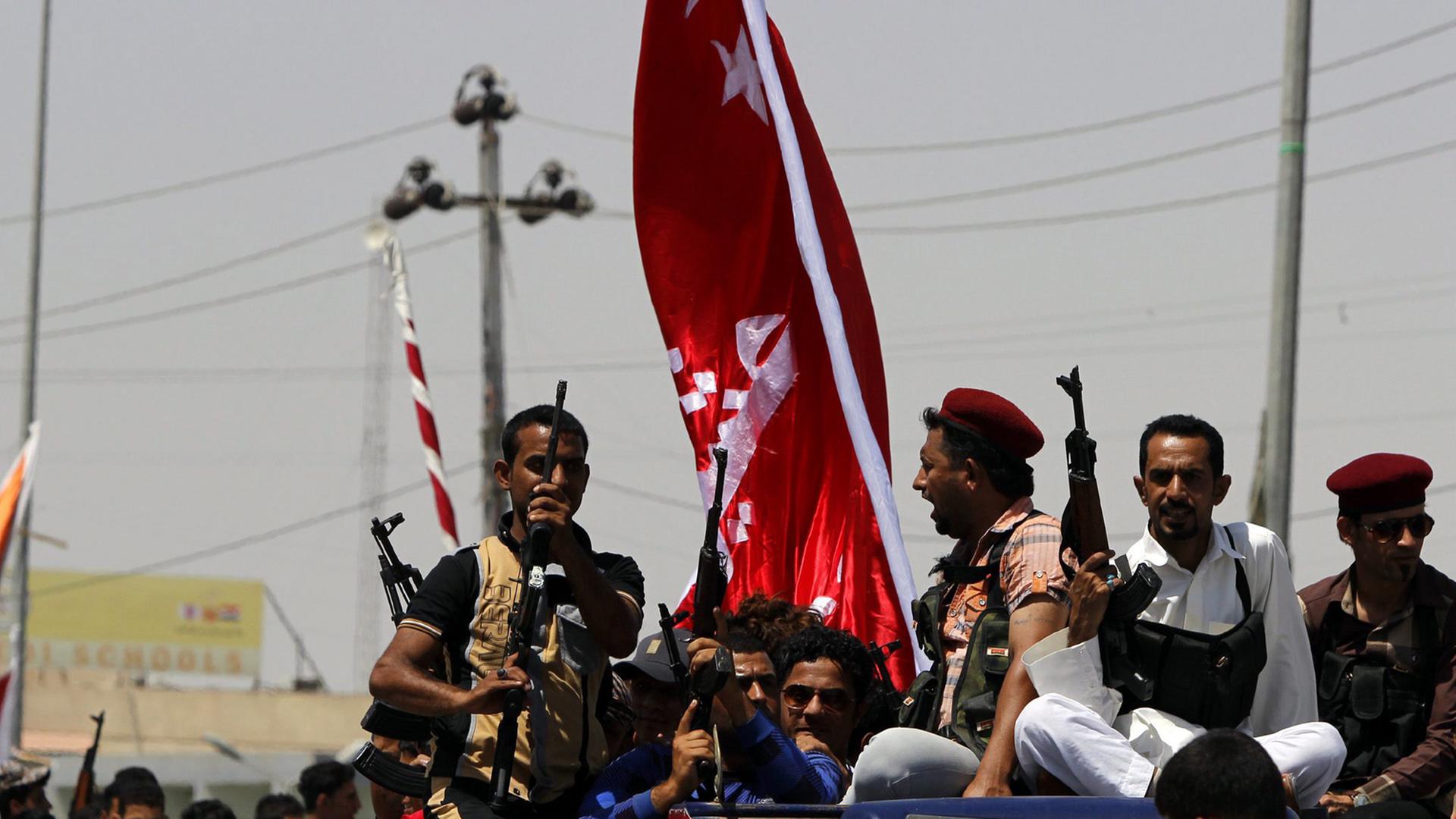 Shiitische Iraker patroulieren in Basar, im Südirak
