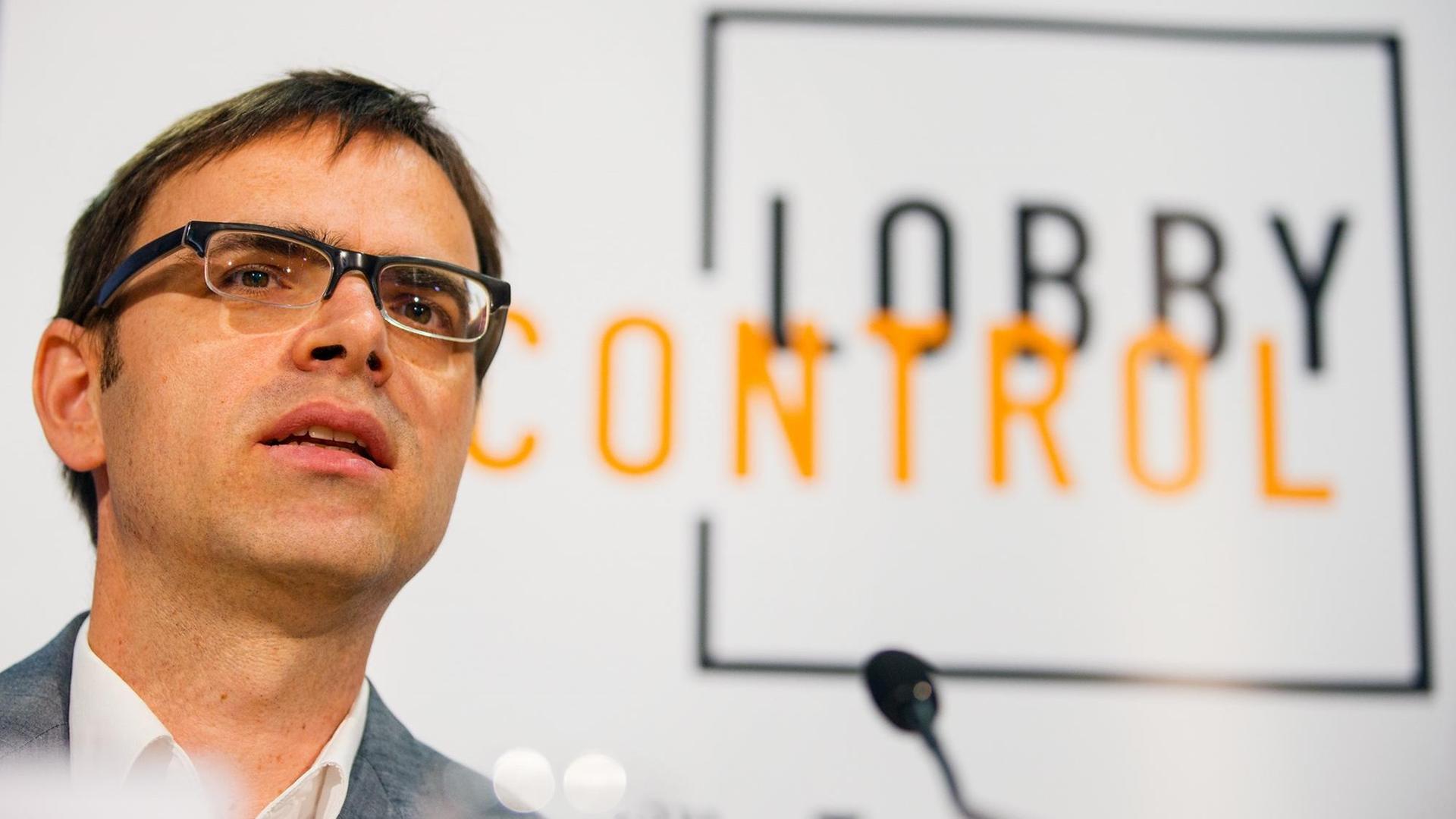 Ulrich Müller von der Organisation Lobbycontrol auf einer Pressekonferenz in Berlin