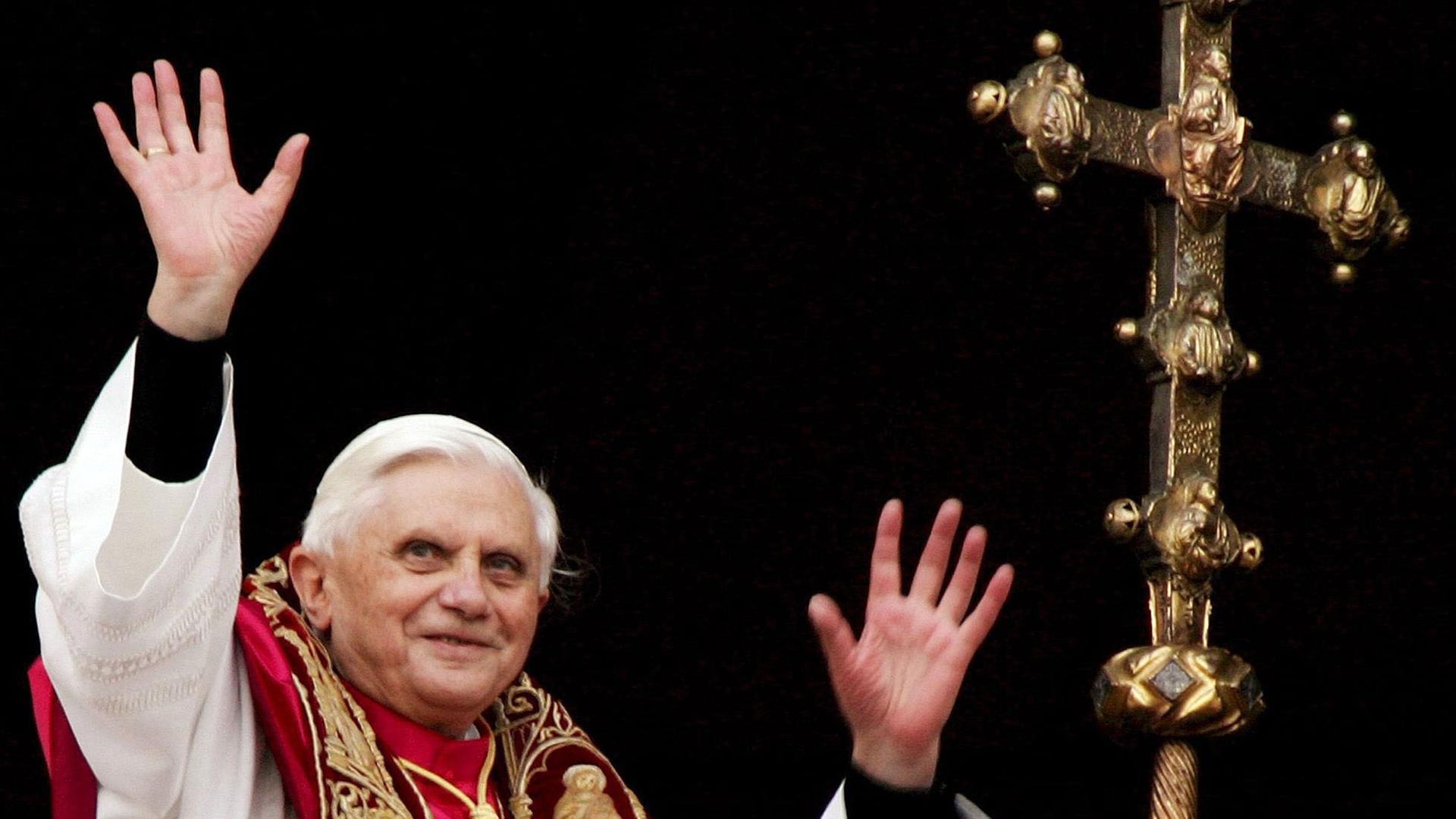 Papst Benedikt XVI. nach seiner Wahl zum Papst.