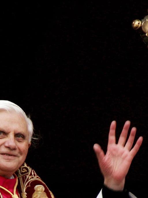 Papst Benedikt XVI. nach seiner Wahl zum Papst.