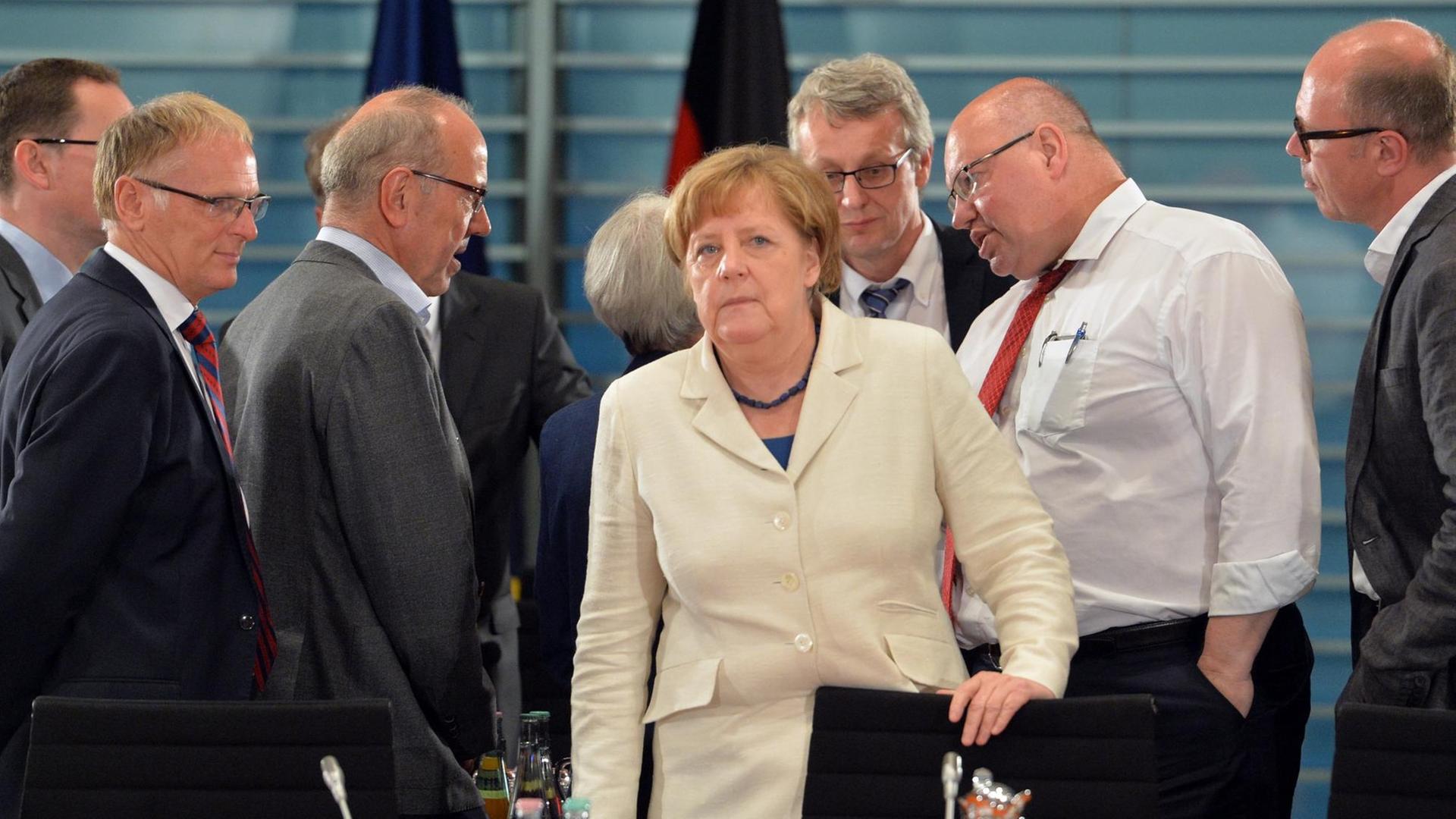 Bundeskanzlerin Angela Merkel (CDU) berät in Berlin im Kanzleramt mit den Ministerpräsidenten über die EEG-Reform.