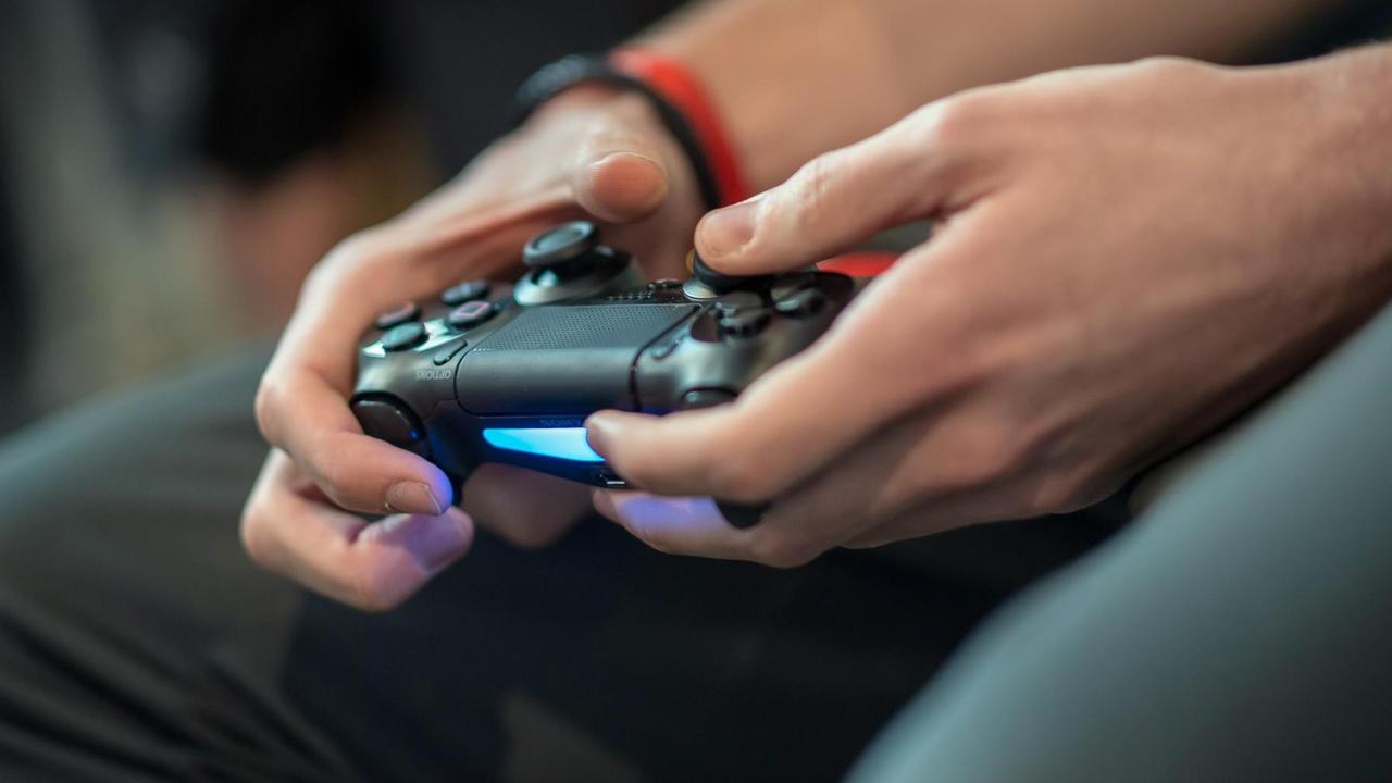 Das Finale 2017/2018 der Virtuellen Bundesliga, ein Spieler hält ein Playstation-Controller in der Hand.