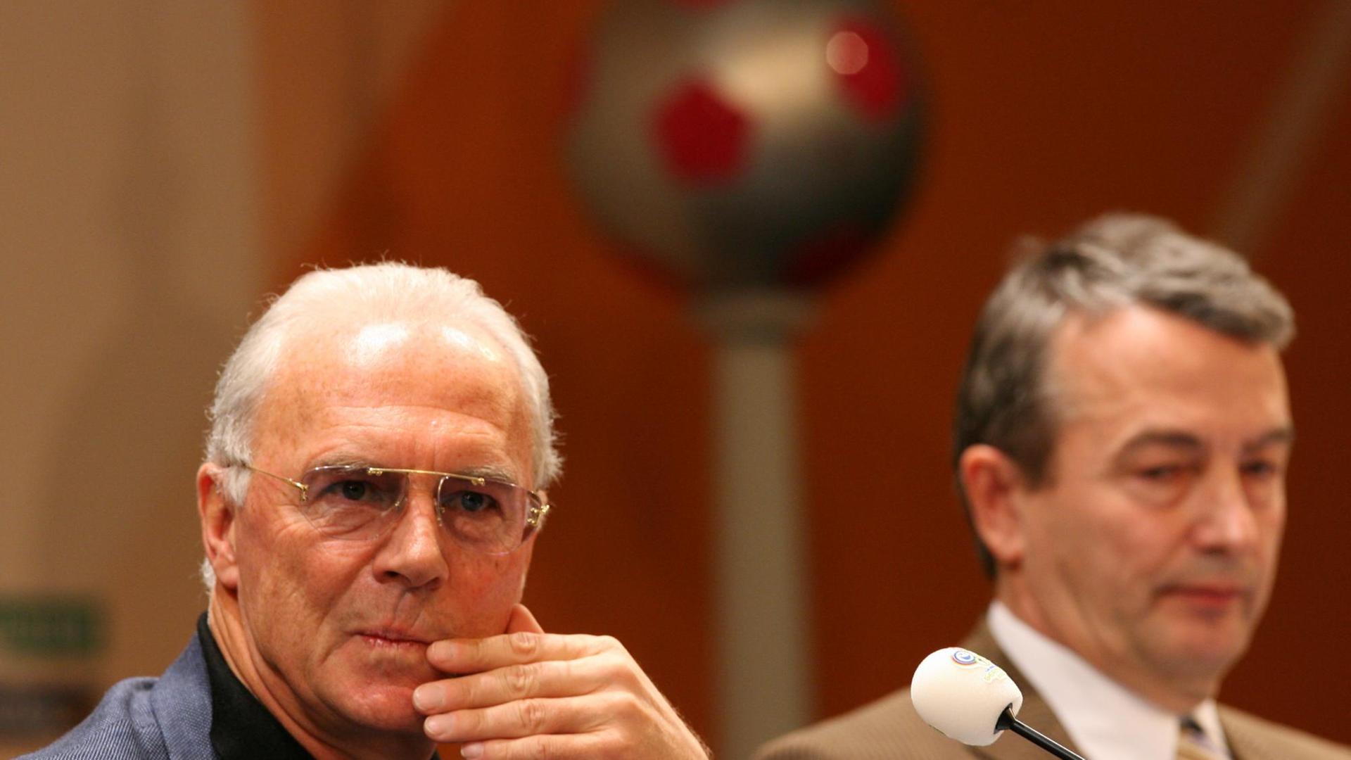 Sie sehen Franz Beckenbauer (links) und Wolfgang Niersbach (rechts).