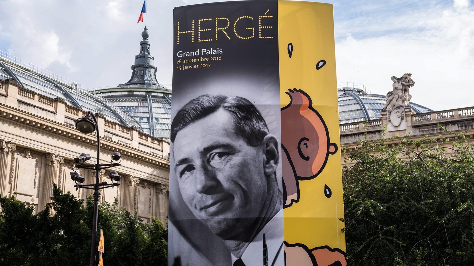 Ein Plakat vor dem Grand Palais in Paris wirbt für die dortige Retrospektive mit Werken des Comic-Zeichners Hergé.