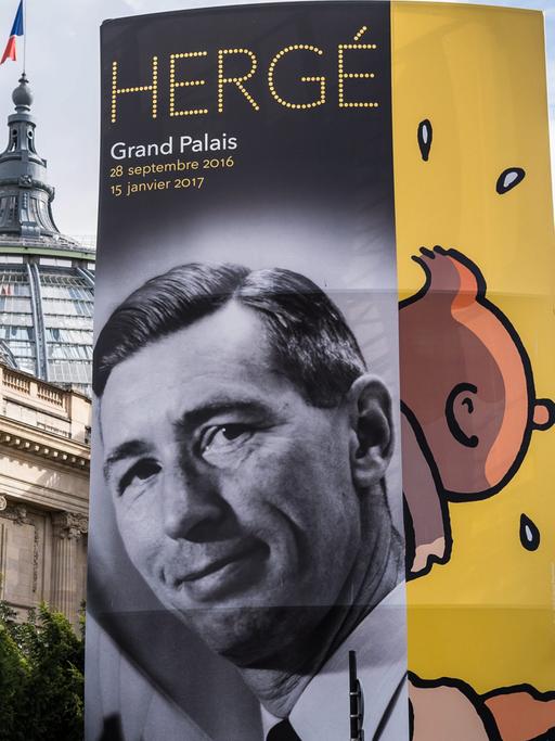 Ein Plakat vor dem Grand Palais in Paris wirbt für die dortige Retrospektive mit Werken des Comic-Zeichners Hergé.