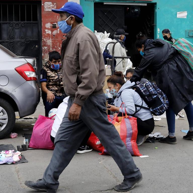 Straßenverkäufer in Lima während der Coronavirus-Pandemie