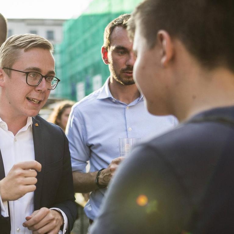 Philipp Amthor (CDU), Mitglied des Bundestages, spricht mit Buergern im Rahmen der Abschlussveranstaltung des CDU-Wahlkampfes in Leipzig, 30.08.2019.
