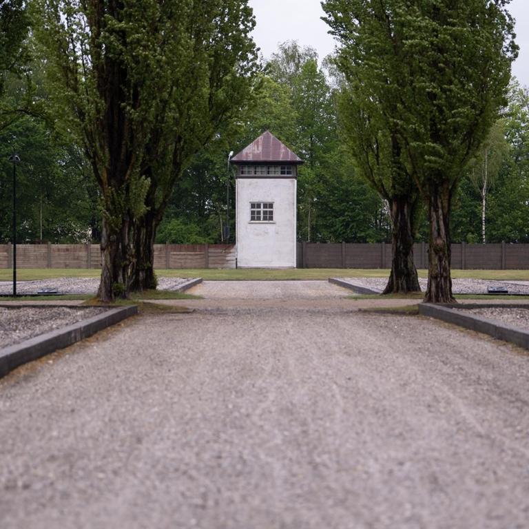 Ein Zaun und ein Wachturm sind an der Gedenkstätte des Konzentrationslagers Dachau zu sehen