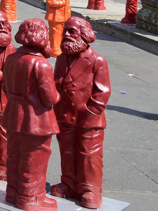 Kleine Marx-Figuren in einer Installation von Ottmar Hörl in Trier