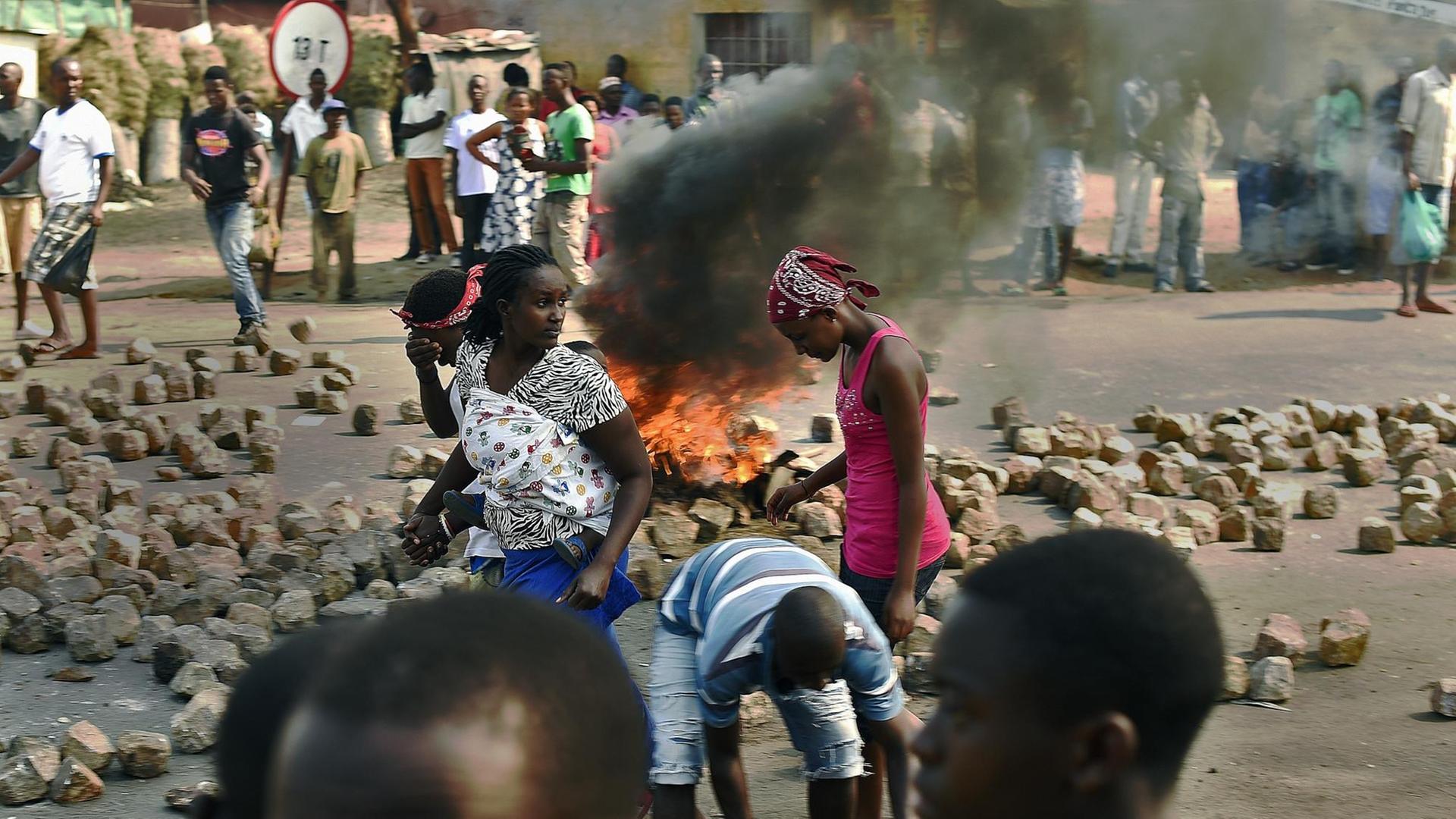 Am Tag der Präsidentschaftswahl brennen in der Hauptstadt Burundis, Bujumbura, wieder Barrikaden.