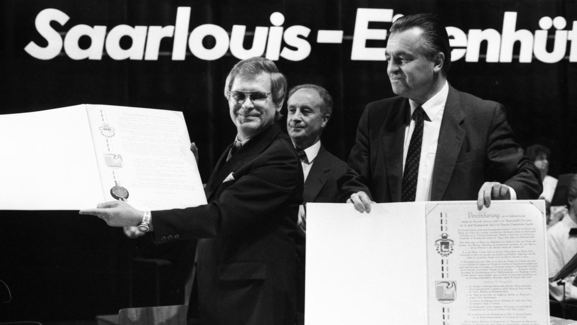 Politiker nehmen 1986 am Festakt der Partnerstädte Saarlouis-Eisenhüttenstadt teil.