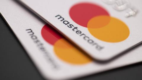 Zwei Kreditkarten von Mastercard