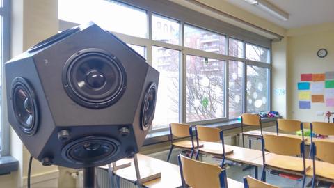 Ein akustisches Messgerät in einem Klassenzimmer.