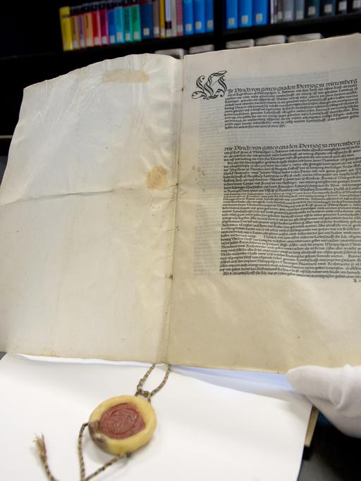Der Tübinger Vertrag aus dem Jahre 1514 wird am 13.02.2014 im Hauptstaatsarchiv in Stuttgart (Baden-Württemberg) in die Kamera gehalten.