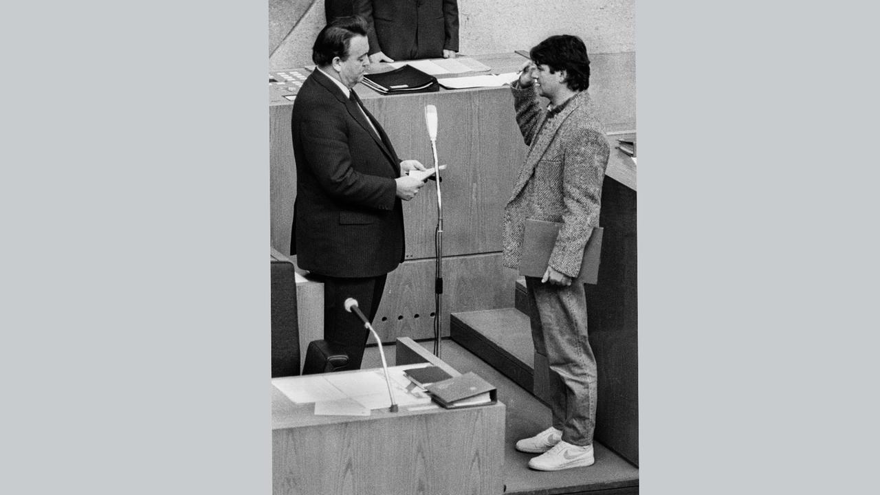 Die Vereidigung zum Umweltminister am 12.12.1985 im Hessischen Landtag machte Joschka Fischer (r) in Deutschland bekannt.

