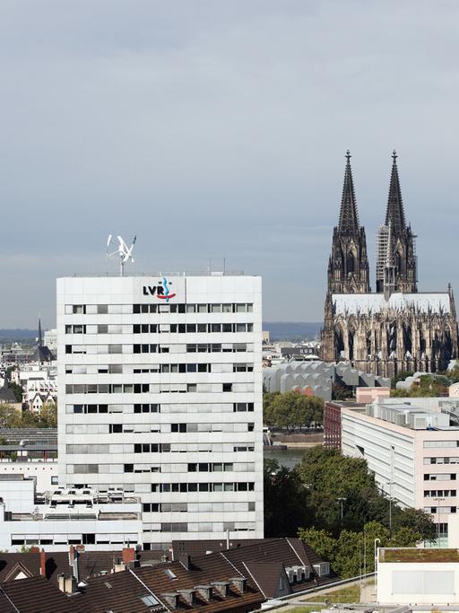 Der Landschaftsverband Rheinland (LVR) betreibt auf dem Dach des LVR-Hochhauses in Köln-Deutz in Sichtweite des Kölner Doms eine Klein-Windkraftanlage in über 50 Meter Höhe. Es hat bei Windstärke 6 eine Leistung von 5 kW.