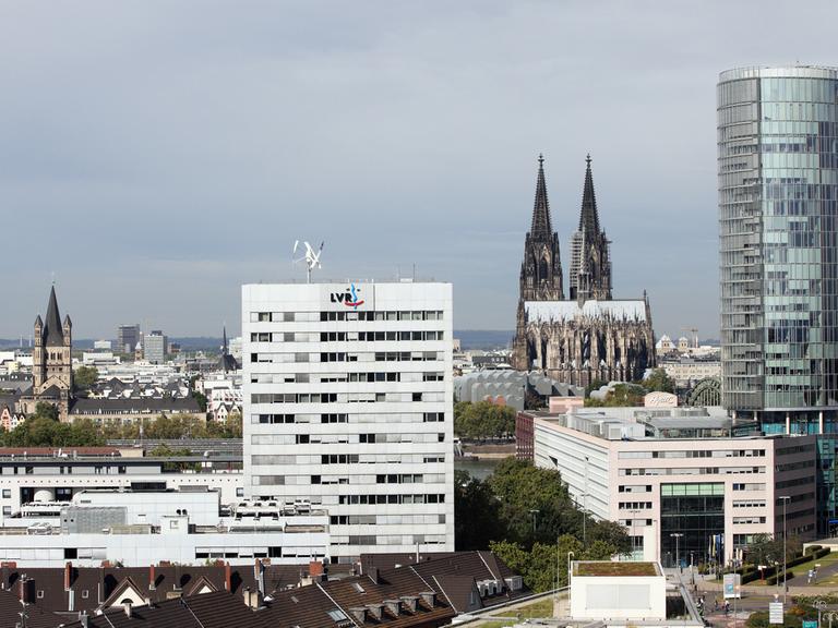 Der Landschaftsverband Rheinland (LVR) betreibt auf dem Dach des LVR-Hochhauses in Köln-Deutz in Sichtweite des Kölner Doms eine Klein-Windkraftanlage in über 50 Meter Höhe. Es hat bei Windstärke 6 eine Leistung von 5 kW.