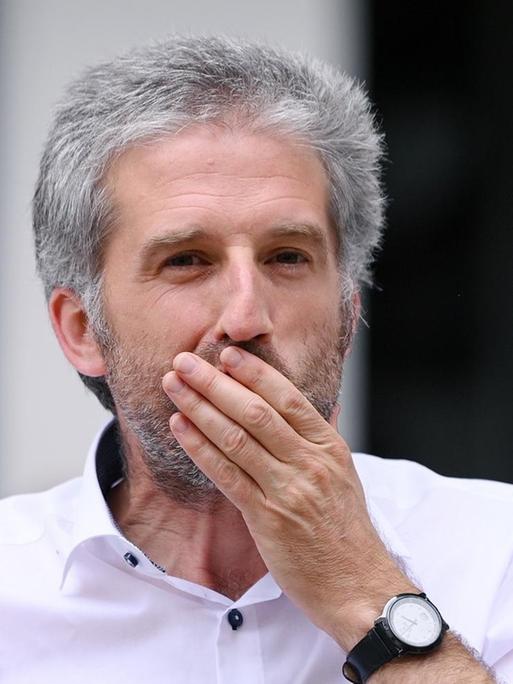 Der Tübinger Oberbürgermeister Boris Palmer im Porträt. Er hält sich eine Hand vor den Mund.