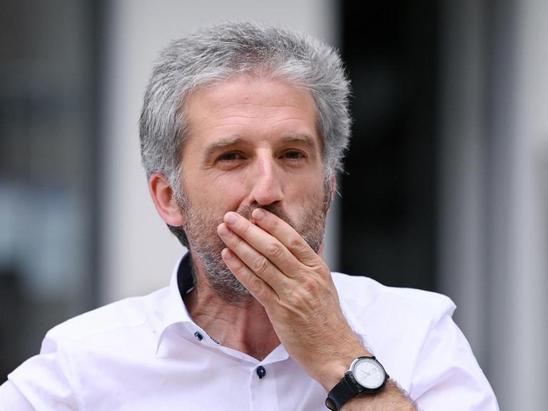 Der Tübinger Oberbürgermeister Boris Palmer im Porträt. Er hält sich eine Hand vor den Mund.