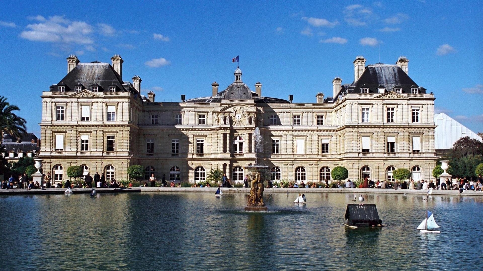 Das Palais du Luxembourg im Jardin du Luxembourg in Paris, Sitz des französischen Senats.