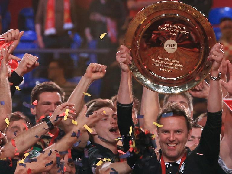Deutschlands Handballer um Trainer Dagur Sigurdsson feiern den Sieg bei der Europameisterschaft in Polen.