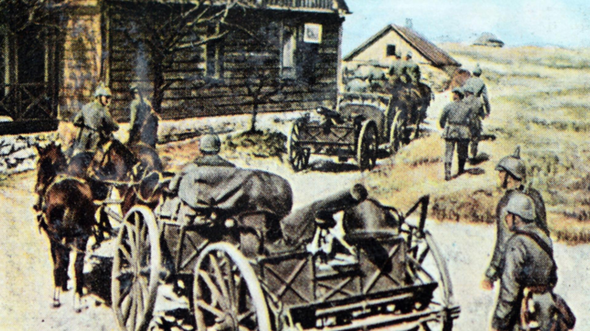 Die zeitgenössisch colorierte Fotografie aus der deutschen Propaganda zeigt eine deutsche Maschinengewehr-Kompanie (M.G.K.) beim Vormarsch an der lettischen Ostseeküste, aufgenommen 1917.