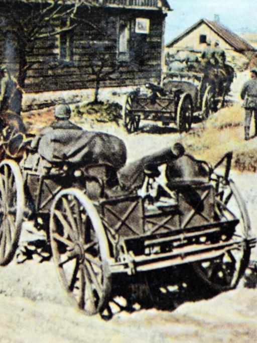 Die zeitgenössisch colorierte Fotografie aus der deutschen Propaganda zeigt eine deutsche Maschinengewehr-Kompanie (M.G.K.) beim Vormarsch an der lettischen Ostseeküste, aufgenommen 1917.