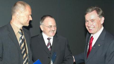 Bundespräsident Horst Köhler überreicht den Deutschen Zukunftspreis an Rainer Hintsche (Mitte) und Walter Gumprecht (links)