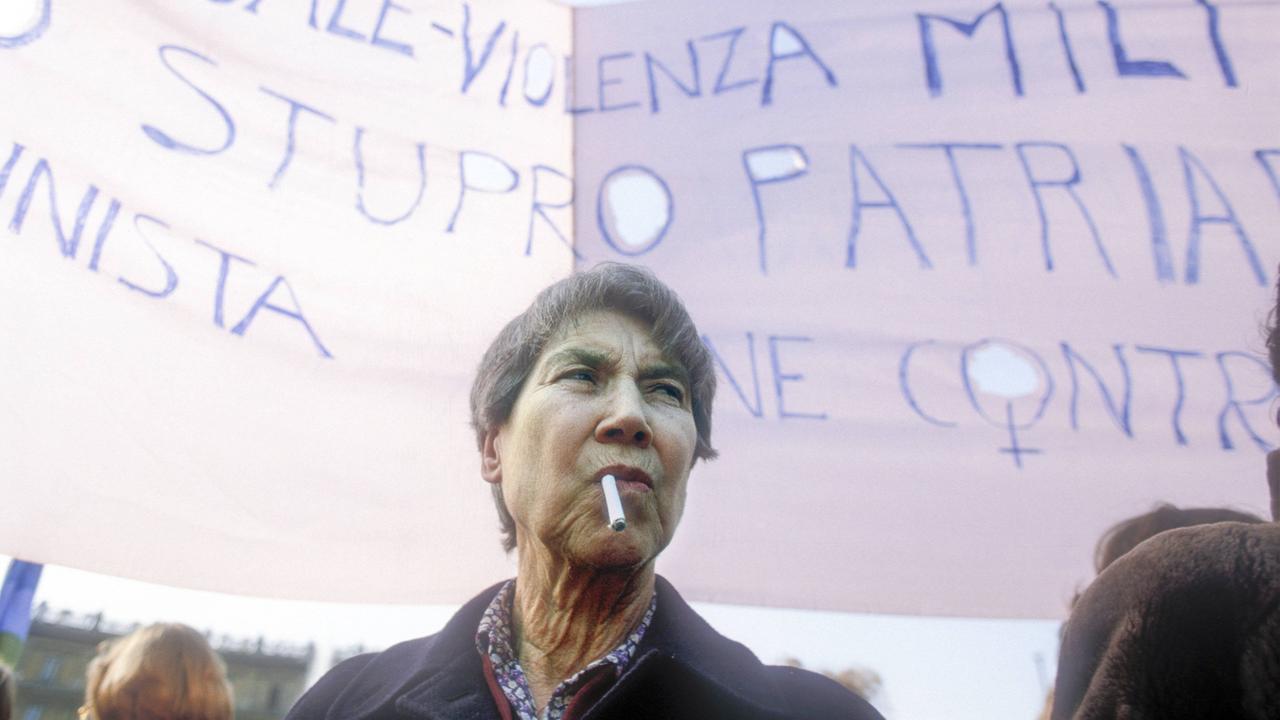 Die italienische Schriftstellerin Natalia Ginzburg nimmt im März 1984 an einer Demonstration "Frauen für den Frieden" teil.