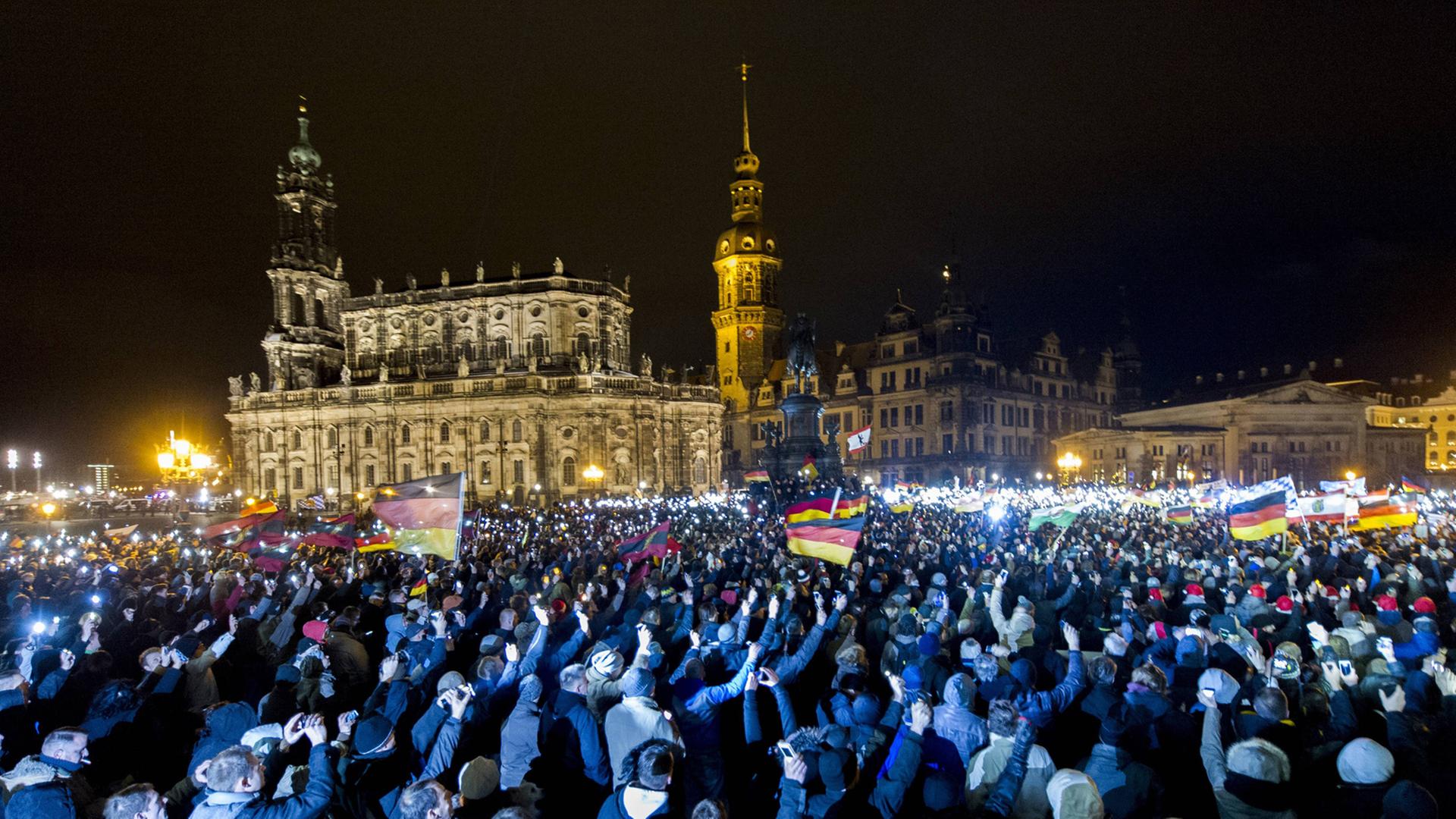 Teilnehmer einer Demonstration des Bündnisses Patriotischer Europaeer gegen Islamisierung des Abendlandes (Pegida) sind am Montagabend, den 22.12.2014 auf dem Theaterplatz in Dresden versammelt.