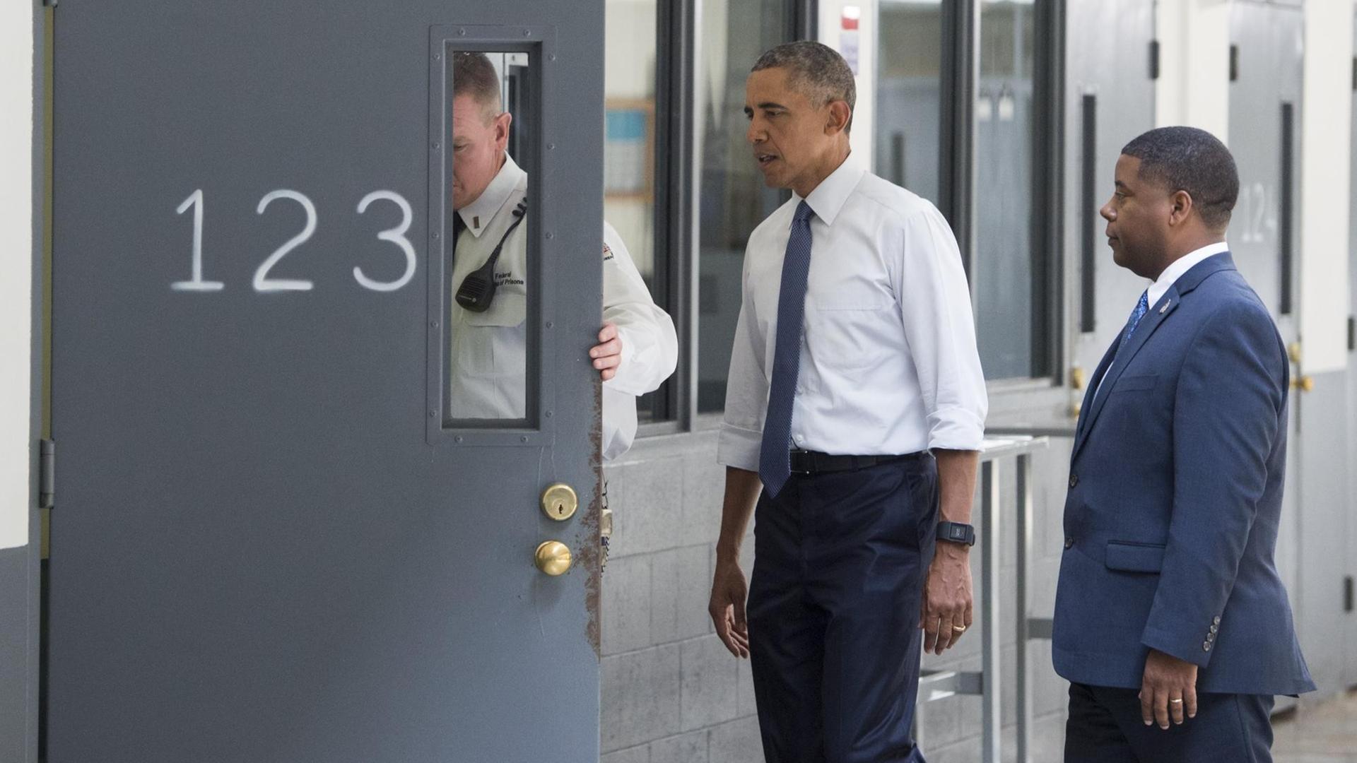 US-Präsident Barack Obama schaut sich im Gefängnis von El Reno in Oklahoma die Zelle mit der Nummer 123 an.