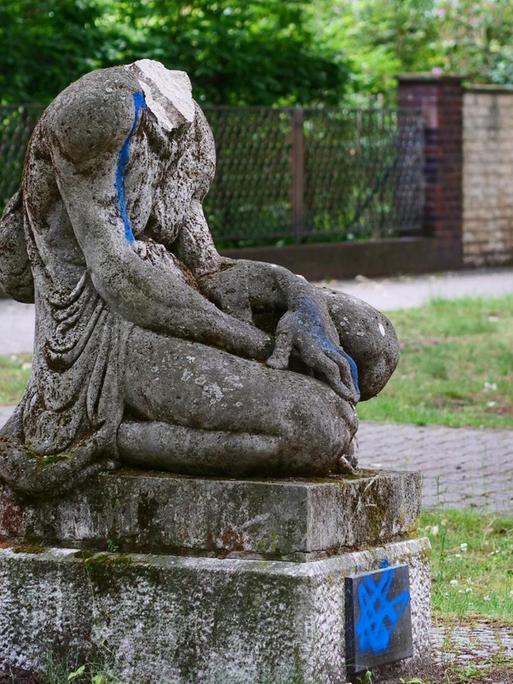 Die beschädigte Skulptur "Hockende Negerin" von Arminius Hasemann in Berlin-Zehlendorf, der der Kopf abgeschlagen und entfernt wurde.