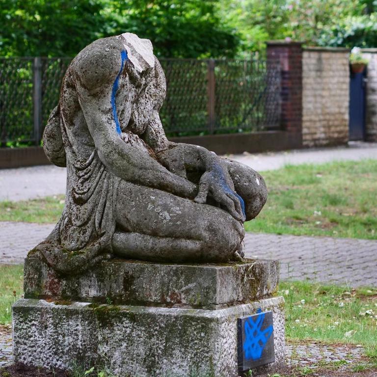 Die beschädigte Skulptur "Hockende Negerin" von Arminius Hasemann in Berlin-Zehlendorf, der der Kopf abgeschlagen und entfernt wurde.