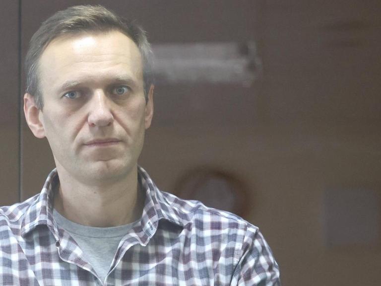 Der russische Oppositionelle Alexej Nawalny in Moskau vor Gericht hinter einer Glasscheibe (Feburar 2021).