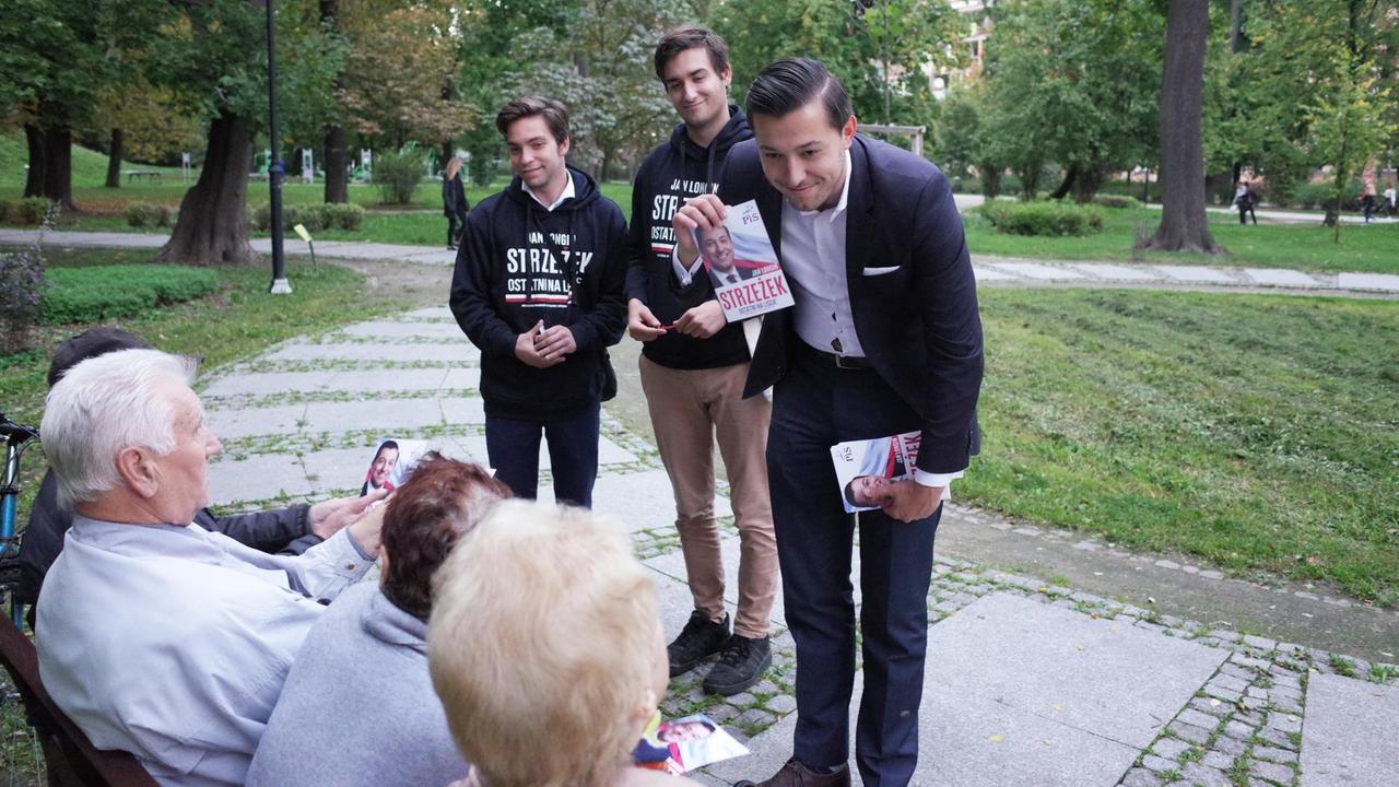 Jan Strzezek, PiS-Politiker, verteilt im Park  Flyer und Flaschenöffner