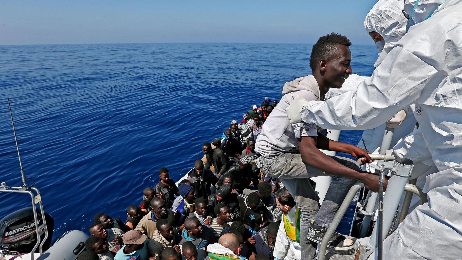 Gerettet Flüchtlinge im Mittelmeer