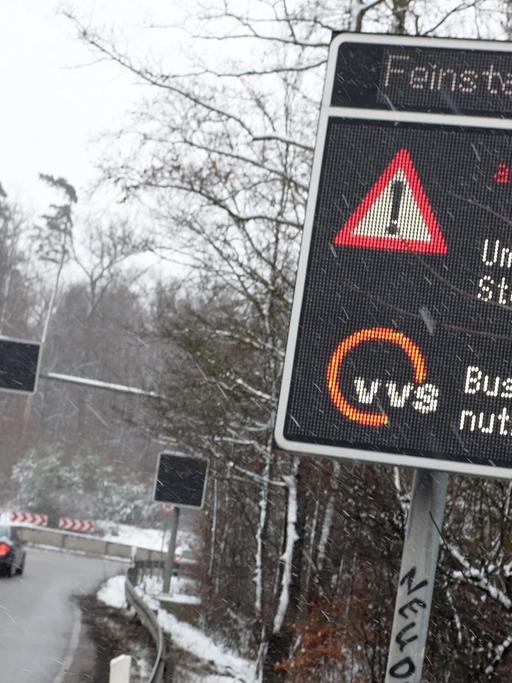 Eine digitale Anzeige weist Autofahrer an einer Straße in Stuttgart auf den Feinstaubalarm hin.