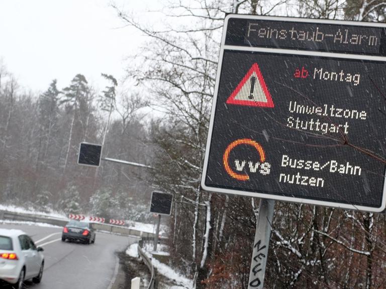 Eine digitale Anzeige weist Autofahrer an einer Straße in Stuttgart auf den Feinstaubalarm hin.