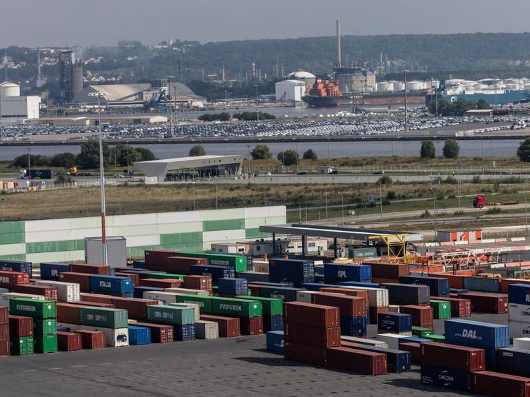 Der Seehafen von Le Havre in Frankreich mit Containern