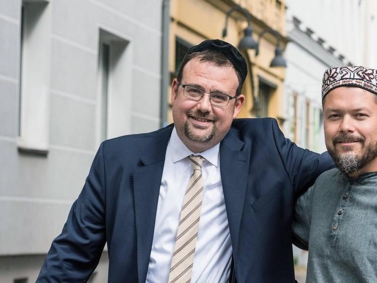 Rabbiner Elias Dray aus Amberg und Ender Cetin, islamischer Theologe aus Berlin, besuchen regelmäßig im Rahmen des Bildungs- und Begegnungsprojektes "meet2respect" Berliner Schulklassen mit mehrheitlich muslimischen Schülern.