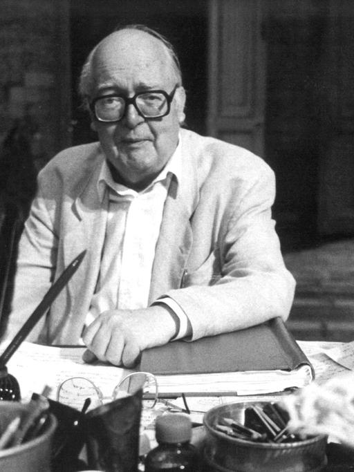 Friedrich Dürrenmatt, aufgenommen am 18. Juni 1988 in Schwetzingen an einem vollen Schreibtisch.