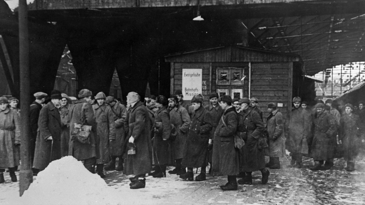 Kriegsheimkehrer vor der Bahnhofsmission Berlin-Friedrichshain, Schlesischer Bahnhof.  Winter 1945/46