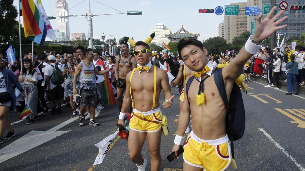Männliche Teilnehmer bei der LGBT-Taiwan Pride mit nacktem Oberkörper.