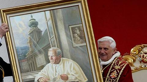 Papst Benedikt XVI. bei seinem Besuch in Wadowice mit einem Gemälde seines Amtsvorgängers Johannes Paul II.