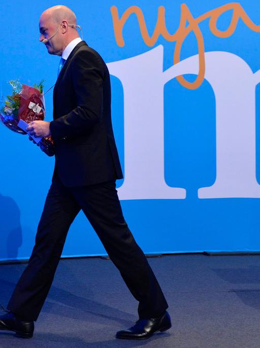Der konservative Ministerpräsident von Schweden, Frederik Reinfeldt, verlässt am 14.9.2014 bei einer Wahlveranstaltung nach den Parlamentswahlen mit einem Strauß Blumen in der Hand das Podium.