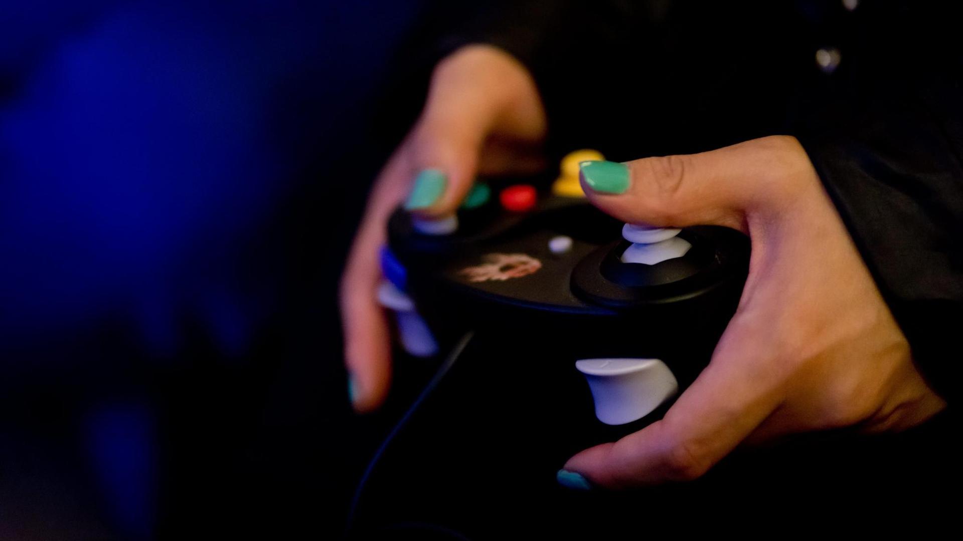 Frauenhände an einem Game Controller