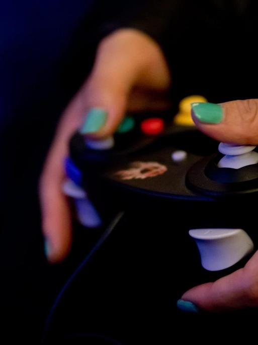 Frauenhände an einem Game Controller