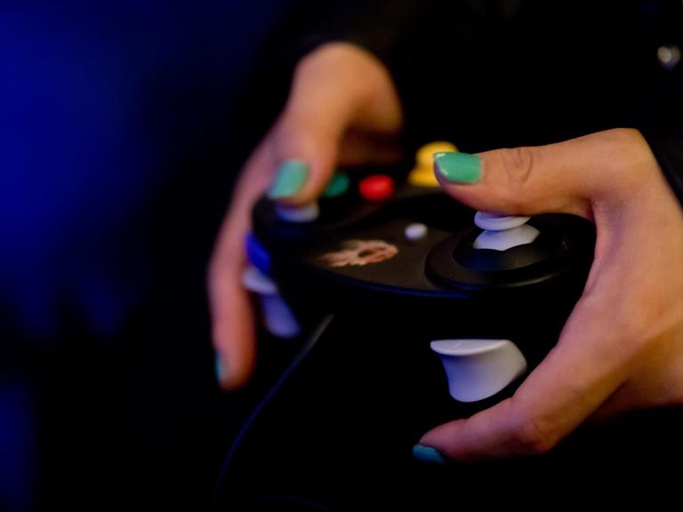 Frauenhände an einem Game Controller