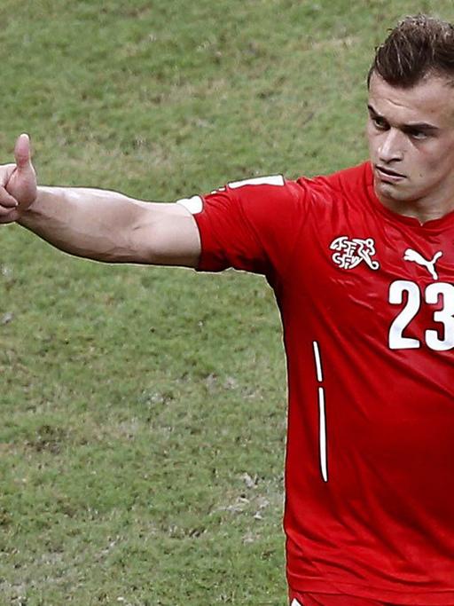 Der Schweizer Top-Scorer Xherdan Shaqiri beim 3:0 seiner Mannschaft gegen Honduras. Shaqiri trägt den Ball unter dem Arm und zeigt "Daumen hoch!".